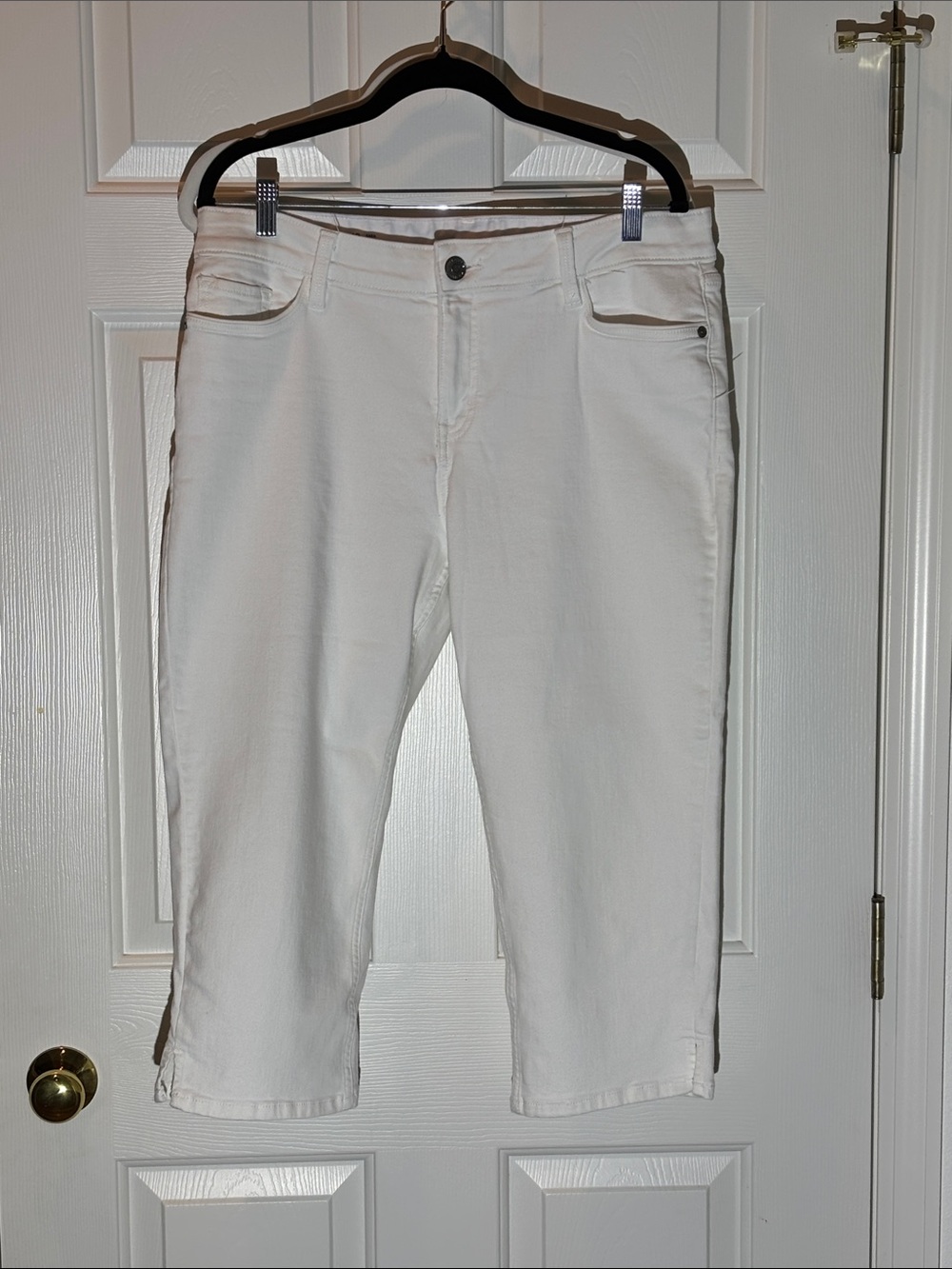 Liz Claiborne White Cropped Capri Jeans